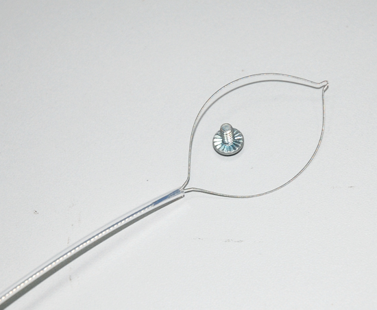 1、放大圈口，套住螺丝