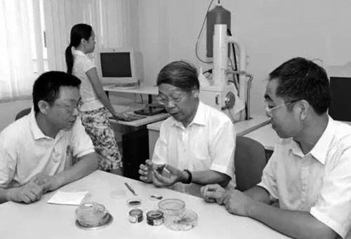 牛憨笨院士指导青年教师工作