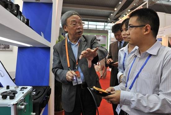 牛憨笨院士高交会期间曾指导亚泰光电工作人员内窥镜操作