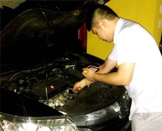 车主周先生用CIE汽车内窥镜给自己爱车做维护检测