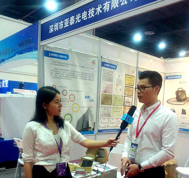 亚泰光电油监测液事业部工作人员接受媒体采访