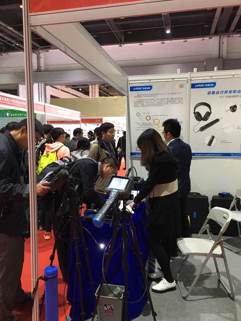 亚泰光电展台前现场咨询与留言观众