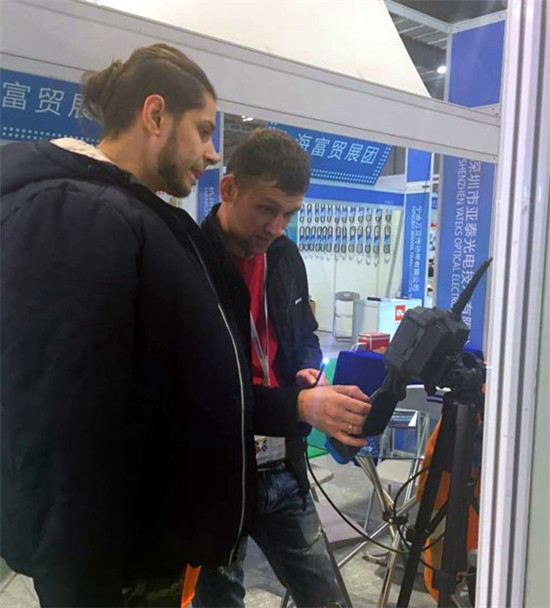 现场观众在试用亚泰光电HIE360度高清工业视频内窥镜