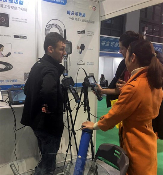 亚泰光电销售工程师在给现场观众讲解工业内窥镜、激光转速表等产品情况