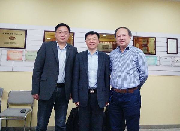 华科光电学院两位杨副院长与亚泰光电郑总合影