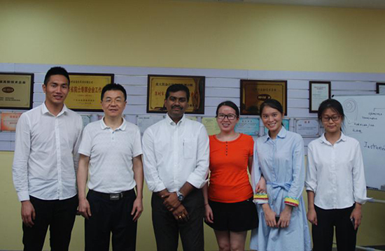 亚泰光电总经理郑翔（左二）、AIMIL副总经理Subrahmanyam