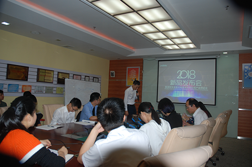 亚泰光电工业内窥镜研发人员就C14 C15工业内窥镜新品向与会人员介绍