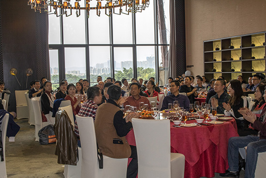 深圳隐秀山居一楼会议厅，2019年亚泰光电迎春企业年会现志