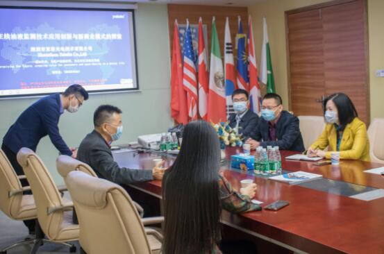 领导认真听取报告